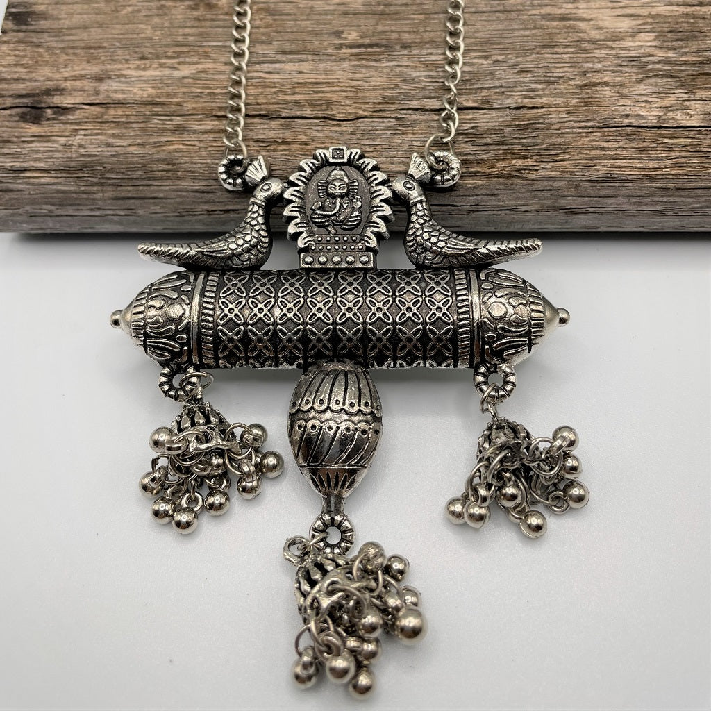 Todem long necklace